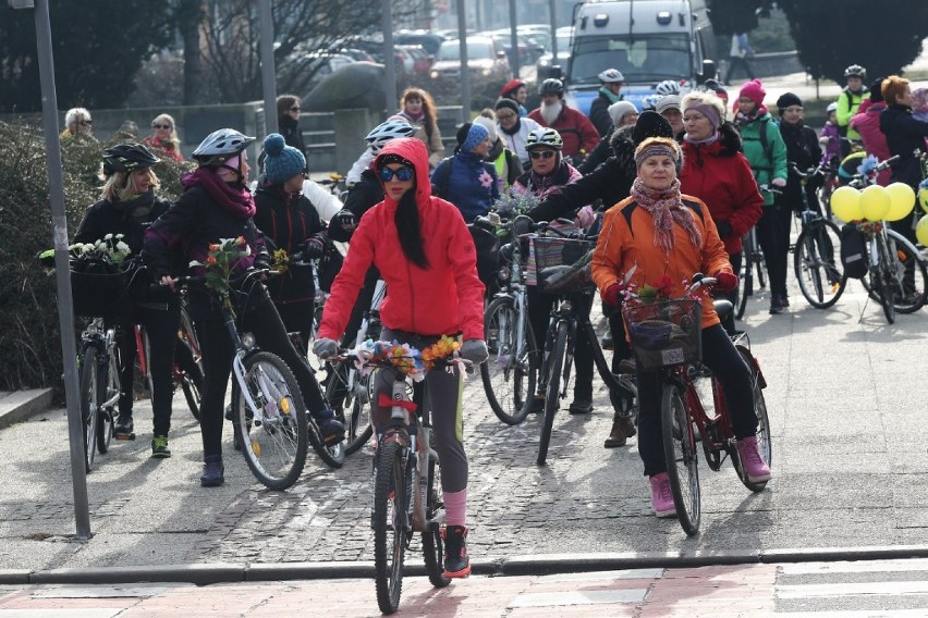 Ponad sto pań rozpoczęło sezon rowerowy w Szczecinie [zdjęcia]
