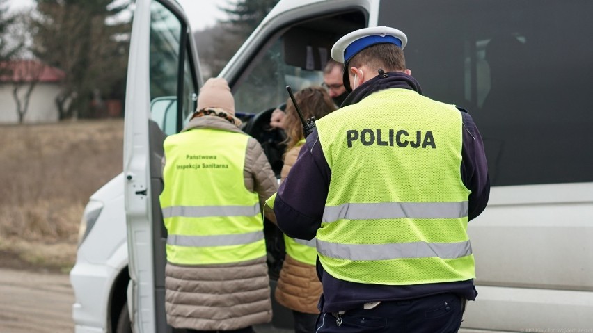Policjanci i pracownicy ,,sanepidu" kontrolowali przewoźników