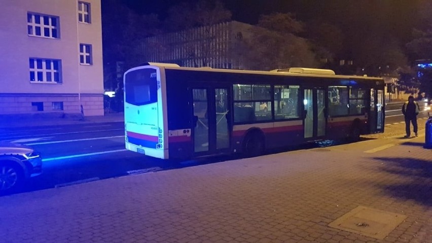 Autobus miejski linii nr 55 zderzył się z samochodem...