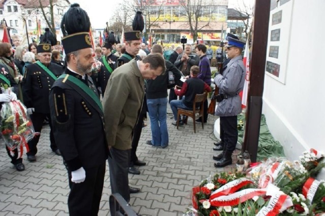 Pamiątkową tablicę z nazwiskami dziewięciu jastrzębskich policjant&oacute;w umieszczono na ścianie kościoła