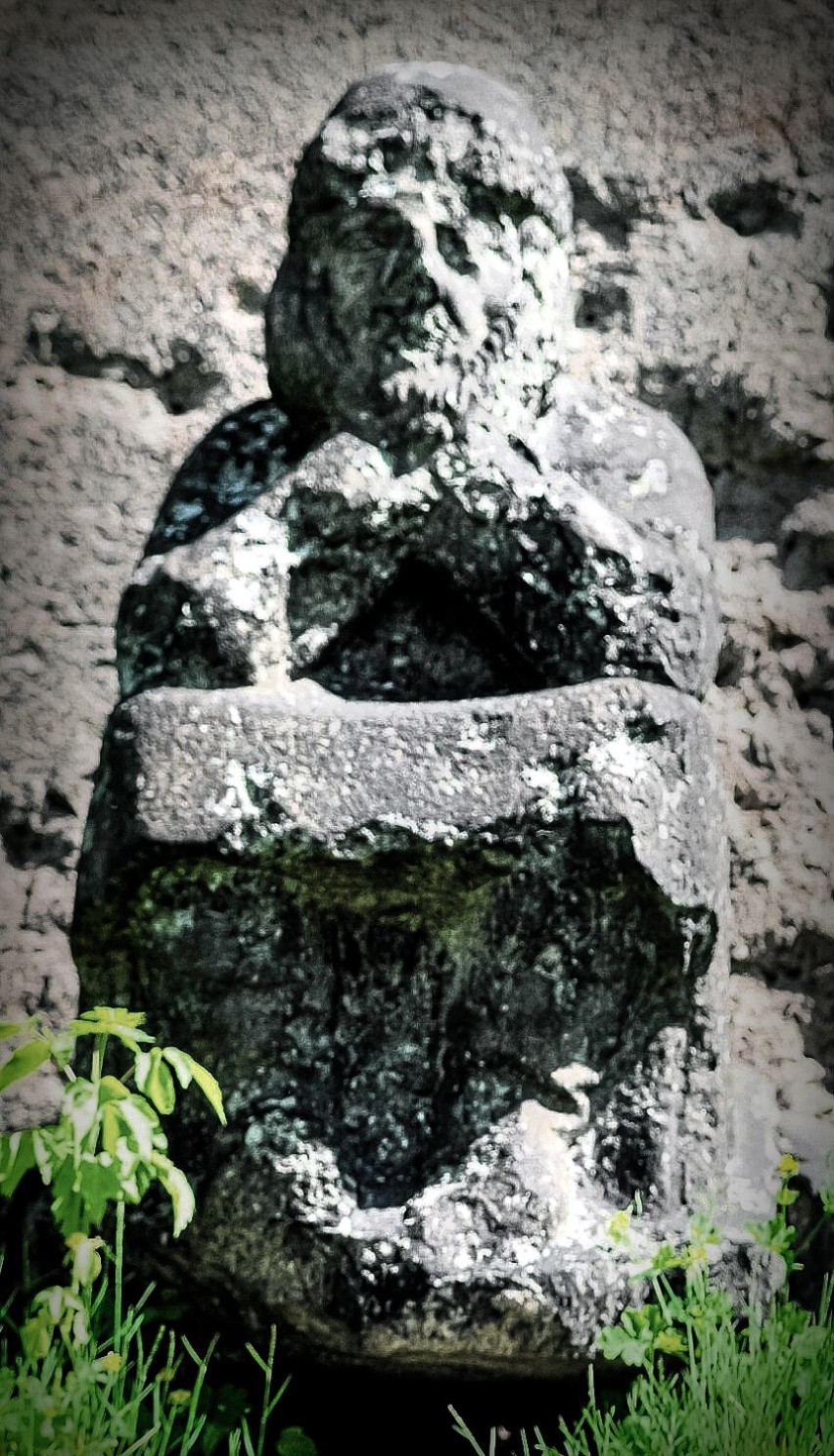 Zabytkowa figurka z mostu w Zasiekach