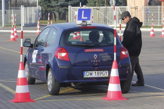 Filia WORD-u w Oławie rozpoczęła egzaminy. W przyszłym tygodniu rusza Oleśnica, a od roku działa placówka w Miliczu, która tylko w 2019 r. przeegzaminowała prawie 6 500 przyszłych kierowców. Otwieranie ośrodków poza dużymi miastami to dla WORD-ów sposób na pozyskiwanie klientów. Klienci natomiast chętnie wyjeżdżają do mniejszego miasta, ponieważ tam jest znacznie łatwiej zdać egzamin i otrzymać upragnione prawo jazdy