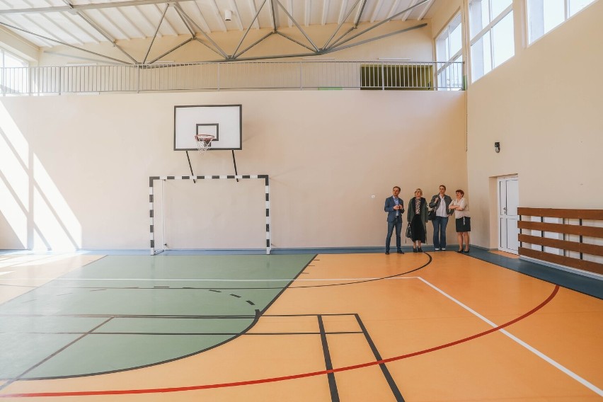 Szkoła podstawowa nr 3 w Namysłowie ma już do dyspozycji wyremontowaną salę gimnastyczną. Po remoncie prezentuje się bardzo nowocześnie