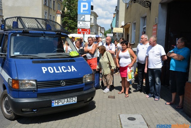 W środę, 23 lipca, przeprowadzona została wizja lokalna w kamienicy na Pl. Metziga, gdzie 16 lipca doszło do zabójstwa Grzegorza A. Czynnościom policji i prokuratury przyglądała się spora grupa mieszkańców. Na miejsce doprowadzony został jeden z podejrzanych mężczyzn, 37-letni Arkadiusz S. 

ZOBACZ WIĘCEJ: Zabójstwo w Lesznie: Wizja lokalna w kamienicy na Pl. Metziga [ZDJĘCIA]