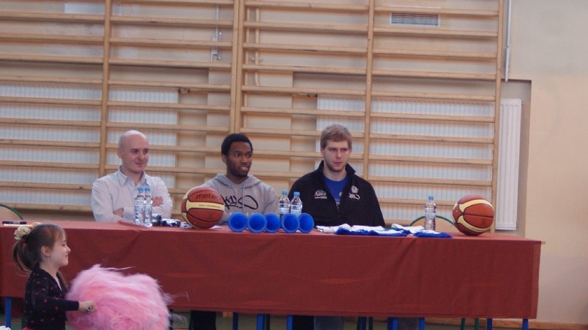 Koszykarze Anwilu w Zespole Szkół w Lubaniu