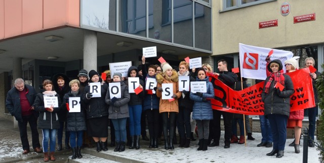 W czwartek, 20 grudnia, prostestowali pracownicy obsługi i administracji prokuratur w Piotrkowie. Domagają się podwyżki o 1000 zł 