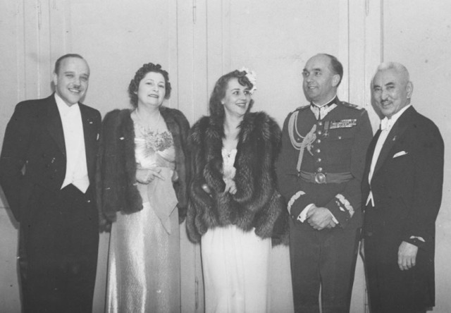 Inż. Bielski, pani Badmajew, aktorka Zofia Kajzer, minister spraw wojskowych gen. Tadeusz Kasprzycki i doktor Włodzimierz Badmajew.