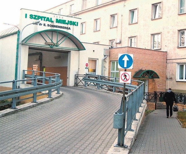 Dotkliwie poparzeni mężczyźni przebywają na oddziale chirurgicznym szpitala im. Sonnenberga.