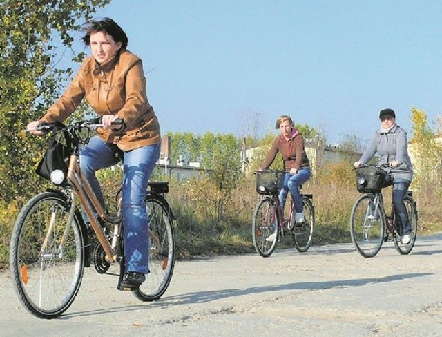 Dotychczas rowerzyści na ulicy Chmielowskiego musieli jeździć po betonowych płytach. Wkrótce to się już zmieni