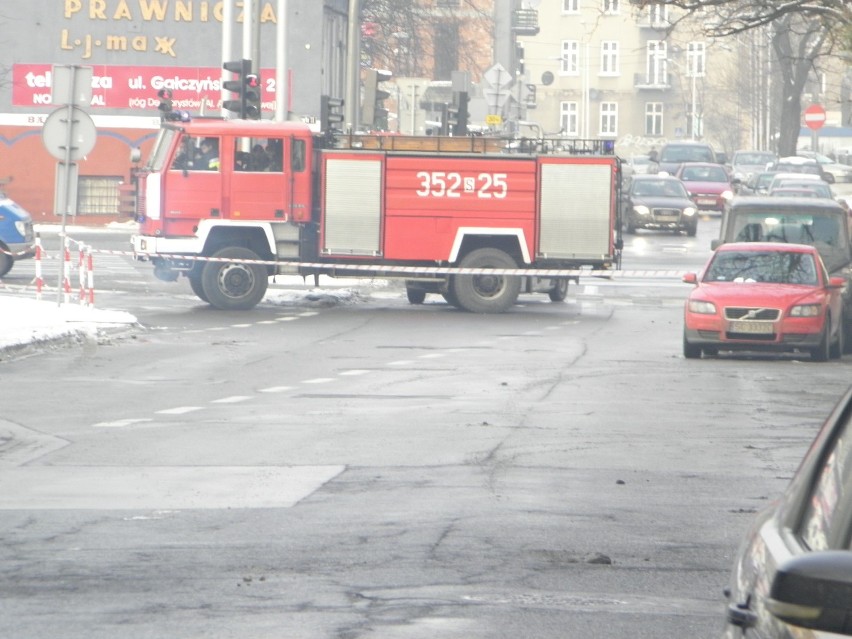 Alarm bombowy. Zamknięta ul. Dąbrowskiego [ZDJĘCIA]