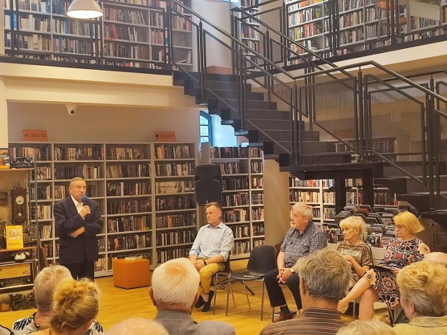 W Miejskiej Bibliotece Publicznej w Ostrowcu wspominano Wojciecha Kotasiaka i promowano książkę „Baśnie i legendy dawnego Ostrowca”
