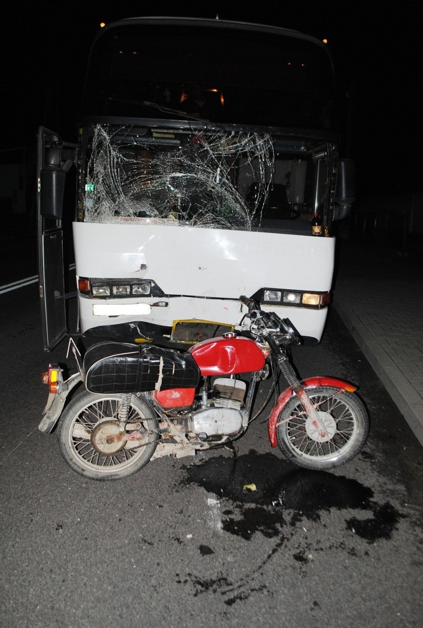 Bełżec: trzech młodych ludzi wpadło motocyklem pod autokar (zdjęcia)