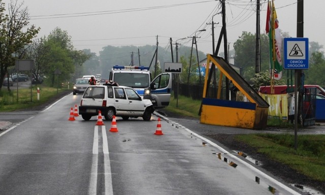 - Mężczyzna wyjeżdżając z drogi podporządkowanej nie ustąpił pierwszeństwa przejazdu 83- letniemu  kierującemu pojazdem marki Daewoo Tico, w wyniku czego doszło do zderzenia - relacjonuje asp. Tomasz Bartecki z mogileńskiej policji.