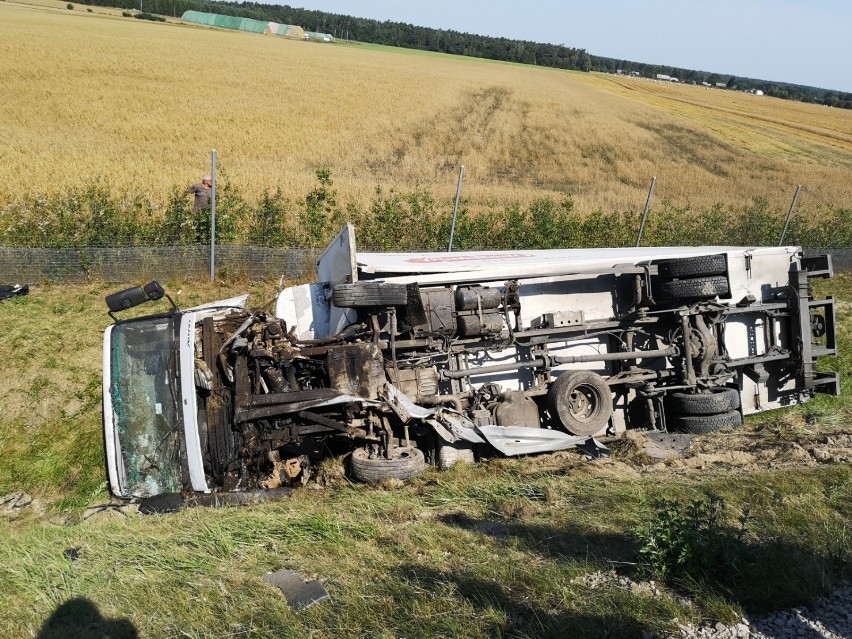 Wypadek na S8 między węzłami Łask i Róża. Ciężarówka w rowie ZDJĘCIA