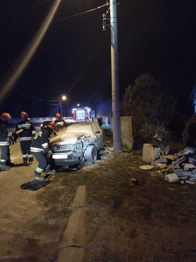 Audi staranowało ogrodzenie, skrzynkę gazową i zapaliło się