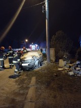 W Ostrowcu samochód uderzył w skrzynkę gazową i zapalił się. Strażacy w akcji!