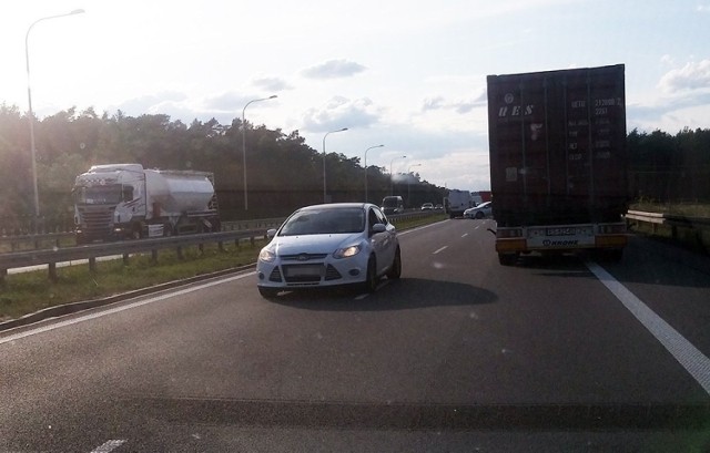 Doszło do tego we wtorek, 13 sierpnia, na odcinku S3 koło Zielonej Góry. Doszło tam do wypadku, na drodze leżał bus, wylądował też śmigłowiec LPR. I co zrobili kierowcy… zaczęli zawracać i jechać pod prąd w kierunku Nowej Soli.
Do poważnego wypadku doszło późnym popołudniem. Bus leżał na środku jezdni blokując przejazd trasą S3. Na miejsce dotarła zielonogórska policja, wozy straży pożarnej oraz wylądował śmigłowiec lotniczego pogotowia ratunkowego. Na trasie zaczął tworzyć się korek.
Niestety, wielu kierowców widząc wypadek nie pomyślało o ostrożności. Postąpili kompletnie bezmyślnie. Zaczęli zawracać i jechać pod prąd trasą S3 w kierunku Nowej Soli. W każdej chwili mogło dojść do wypadku lub nawet do katastrofy. Nie dość, że kierowcy jechali pod prąd trasą S3, to jeszcze pod prąd musieli z ekspresówki zjechać. – Skrajna głupota i nieodpowiedzialność. Jeżeli ktoś jedzie pod prąd drogą ekspresową to oczywiście stwarza poważne zagrożenie w ruchu i takie zachowanie może skończyć się utratą prawa jazdy – mówi asp. szt. Andrzej Gramatyka, naczelnik zielonogórskiej drogówki.

ZOBACZ
SZALENIEC ZAWRACAŁ NA S3
TIR ZAWRACAŁ NA S3
ZOBACZ FILM - WYPADEK AUTOKARU Z DZIEĆMI NA S3
