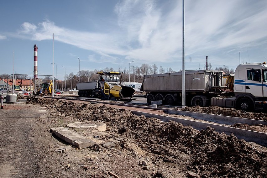 Obwodnica Wałbrzycha. Asfaltowanie drogi wyjazdowej z ronda Niepodległości (Tesco) 