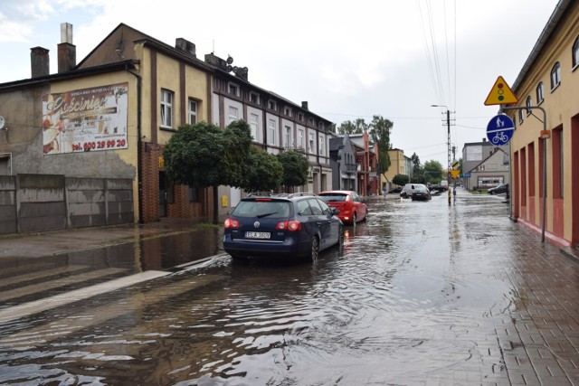 Ulewa nad Zduńską Wolą. Ulica Kościelna i Złotnickiego jak rwąca rzeka