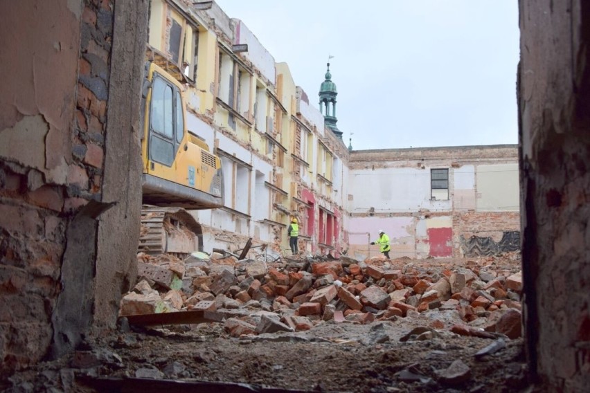 Jak idą prace przy budowie Teatru Kubuś w Kielcach? Ekipy zszywają sklepienie a z dawnego dworu zostały trzy ściany. Zobacz zdjęcia i film 