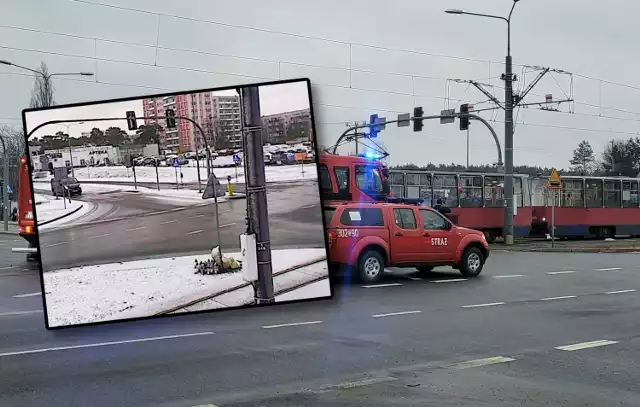 Na skrzyżowaniu ulic Akademickiej i Kaliskiego w Bydgoszczy przybywa zniczy, przypominających o tragicznym wypadku, do którego doszło tu 12 stycznia 2024