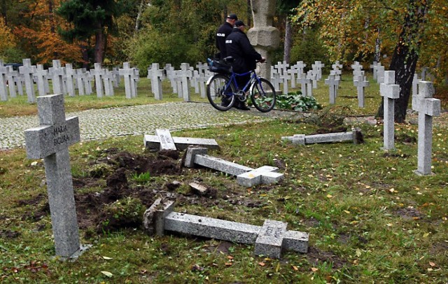 Nieznani sprawcy w nocy urządzili na Cmentarzu Centralnym ...