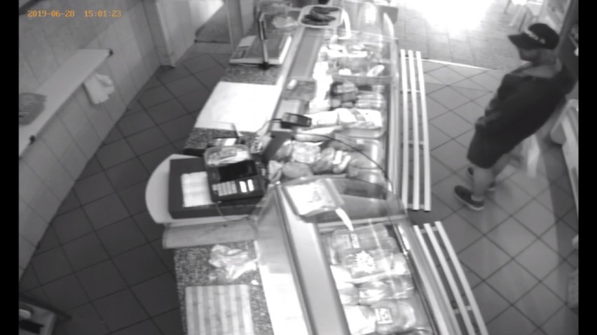 Napad na sklep w Chorzowie. Grożąc sprzedawczyni, zażądał pieniędzy. Policja prosi o pomoc [WIDEO z monitoringu]
