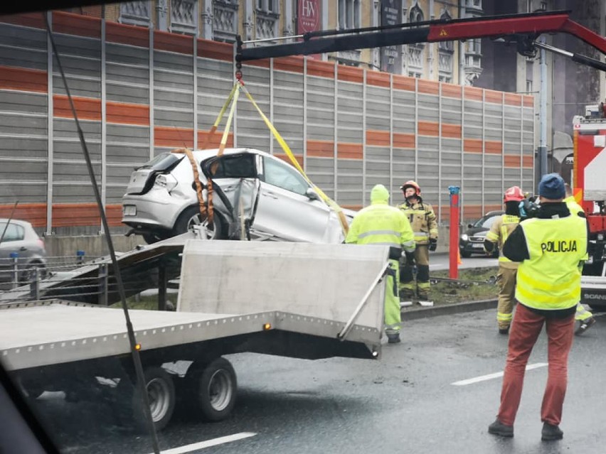 Wypadek na estakadzie w Chorzowie [ZDJĘCIA]. Jadąc BMW uderzył w barierki i latarnię. Droga DK79 była zakorkowana.