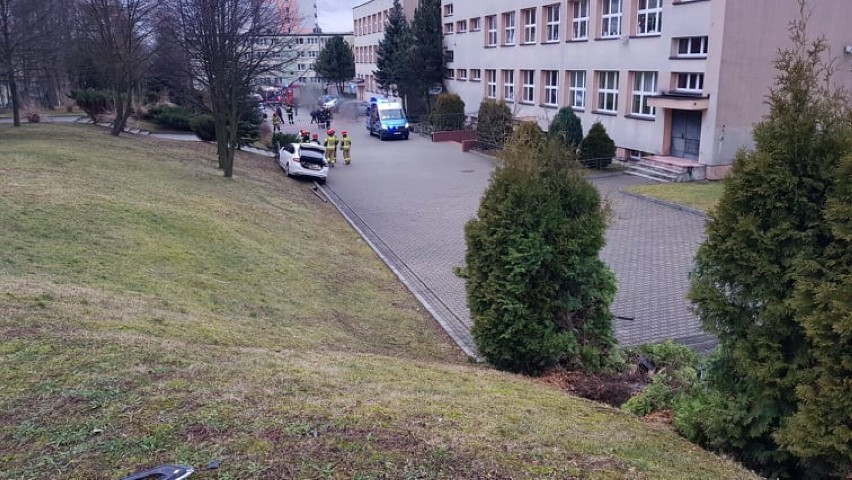 Wypadek na teren Szkoły Podstawowej nr 8 w Tarnowie. Samochód staranował ogrodzenie, zjechał ze skarpy i schodów [ZDJĘCIA]