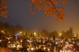 Wszystkich Świętych 2020. Cmentarz Parafialny w Sępólnie pod osłoną nocy