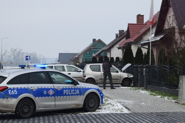 Po przejechaniu kilkudziesięciu metrów auto uderzyło w bramę