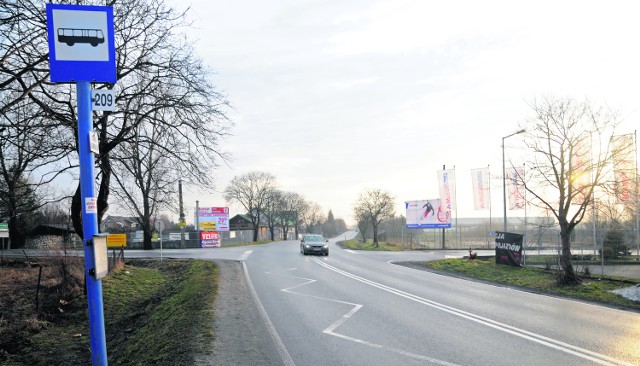 Pasażerowie złoszczą się, że przy przystanku nie ma przejścia dla pieszych ani chodnika