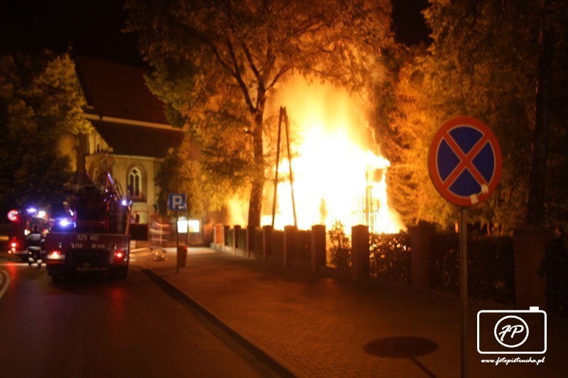 Ogień zniszczył dzwonnicę i zabytkowe dzwony w Rogoźnie