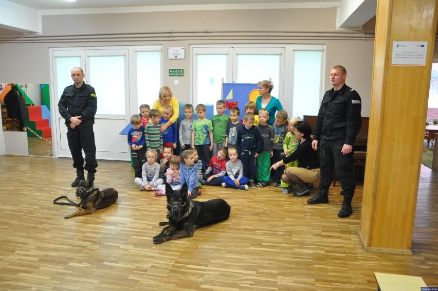 Policyjne psy odwiedziły dzieci w przedszkolu