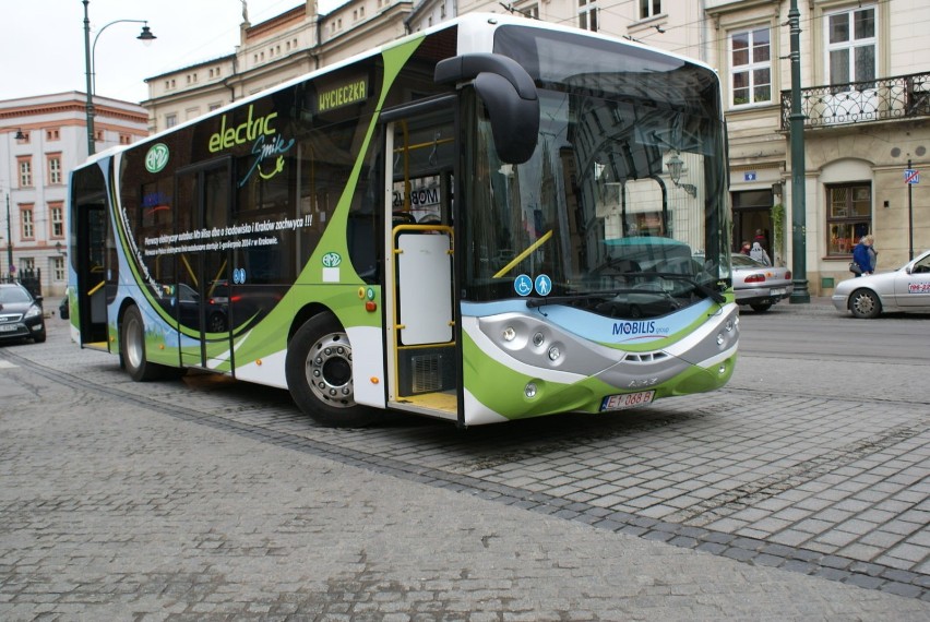 Nowoczesny nowy elektryczny autobus na próbach w Krakowie.