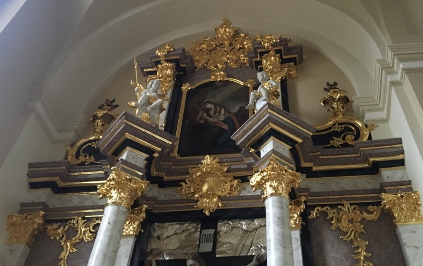 Boczny ołtarz w sanktuarium w Różanymstoku nabrał nowego blasku. Dobiegły końca prace konserwatorskie  
