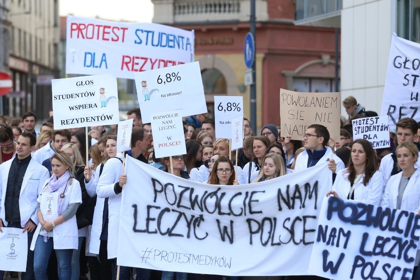 Katowice: Protest studentów medycyny. Wsparli rezydentów [ZDJĘCIA]