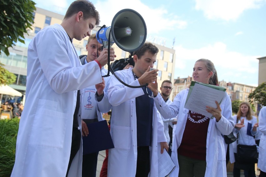 Katowice: Protest studentów medycyny. Wsparli rezydentów [ZDJĘCIA]