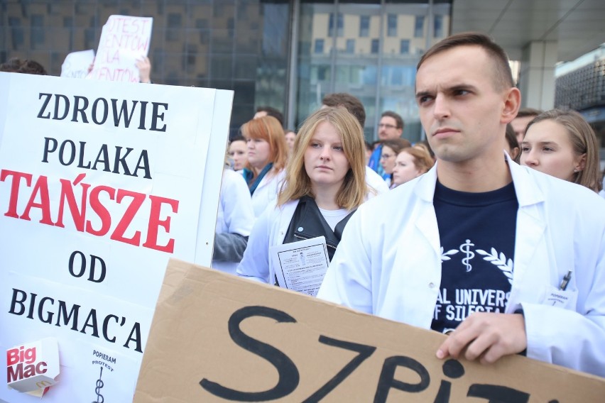 Katowice: Protest studentów medycyny. Wsparli rezydentów [ZDJĘCIA]