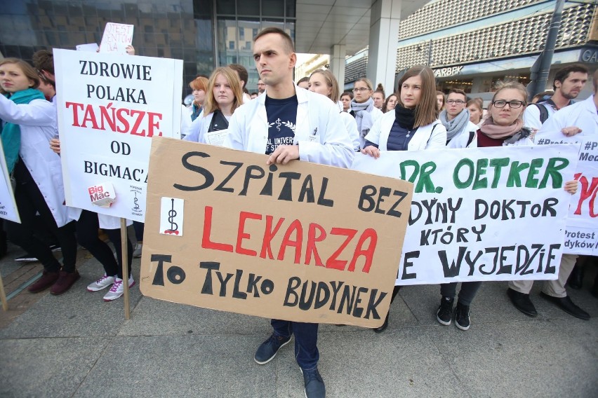 Katowice: Protest studentów medycyny. Wsparli rezydentów [ZDJĘCIA]