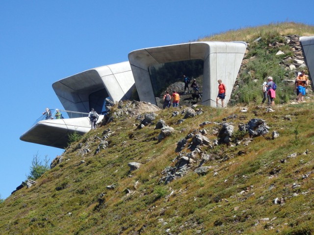 &quot;Corones&quot; mieści się na płaskowyżu szczytu Kronplatz w Dolomitach, na wysokości 2275 m n.p.m. Wystawa poświęcona jest historii tradycyjnego alpinizmu. Obiekt jest łatwo osiagalny kolejką linową  z miasteczka Bruneck. 
Foto. C. Markiewicz