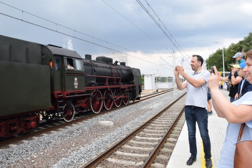 Parowóz i pociąg retro na stacji w Zduńskiej Woli [zdjęcia i wideo]