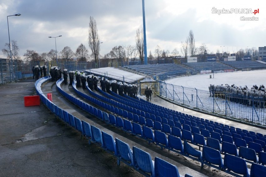 Ćwiczenia policjantów na stadionie Ruchu Chorzów