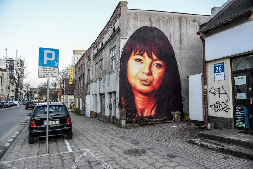 Mural z Anną Przybylską w Gdańsku Wrzeszczu. Autorem podobizny zmarłej aktorki jest Tuse
