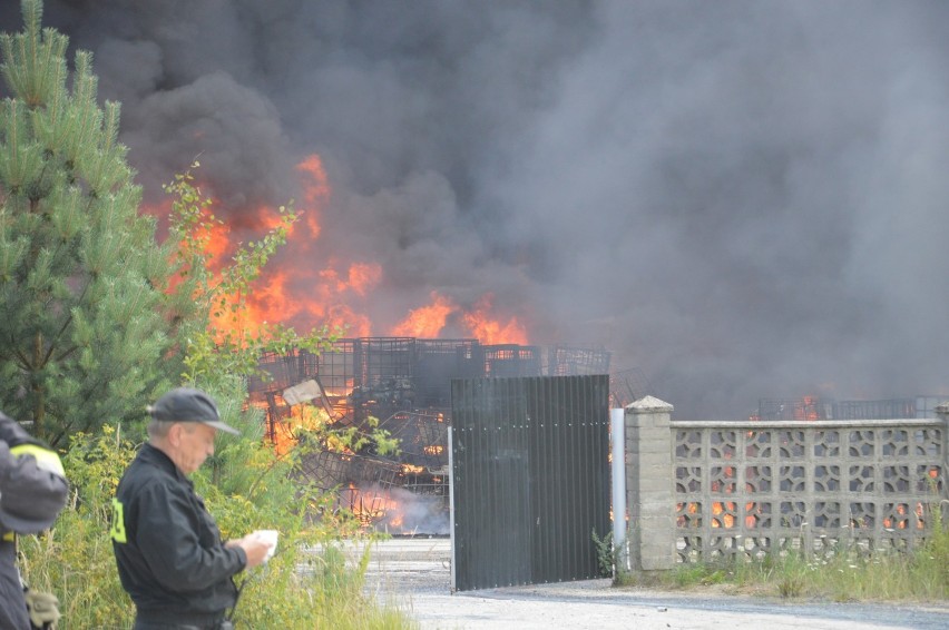 Pożar nielegalnego składowiska odpadów chemicznych w Jakubowie koło Głogowa [ZDJĘCIA, FILM]