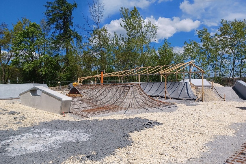 W Brzesku trwa budowa skateparku, rozpoczęło się betonowanie...