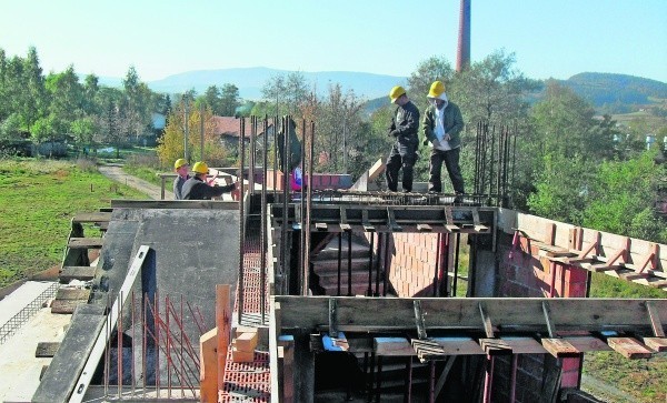 Więźniowie z Zakladu Karnego w Nowym Sączu na budowie ośrodka dla chorych na stwardnienie rozsiane w Stróżach koło Grybowa