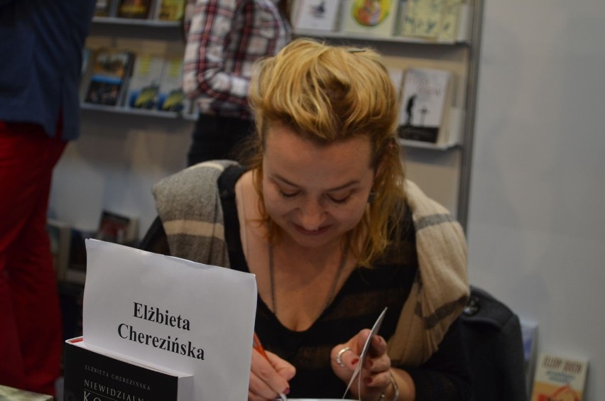 Elżbieta Cherezińska podpisywała swoją książkę "Niewidzialna...