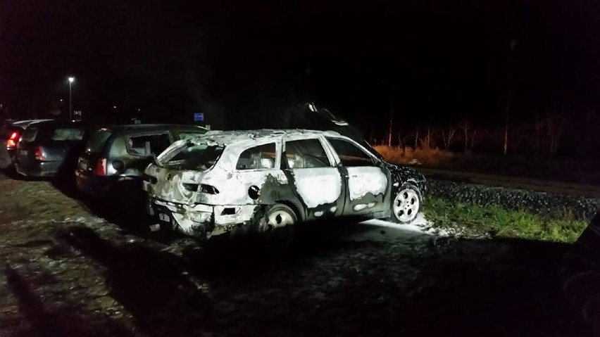 Na parkingu w Dzierżążnie doszło do pożaru dwóch samochodów....