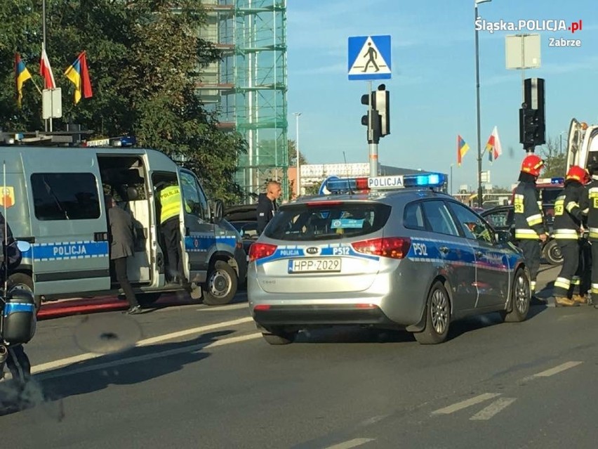 Pościg policyjny w Zabrzu. Uciekając wjechał w samochody i próbował jeszcze zbiec. Był nietrzeźwy [ZDJĘCIA]